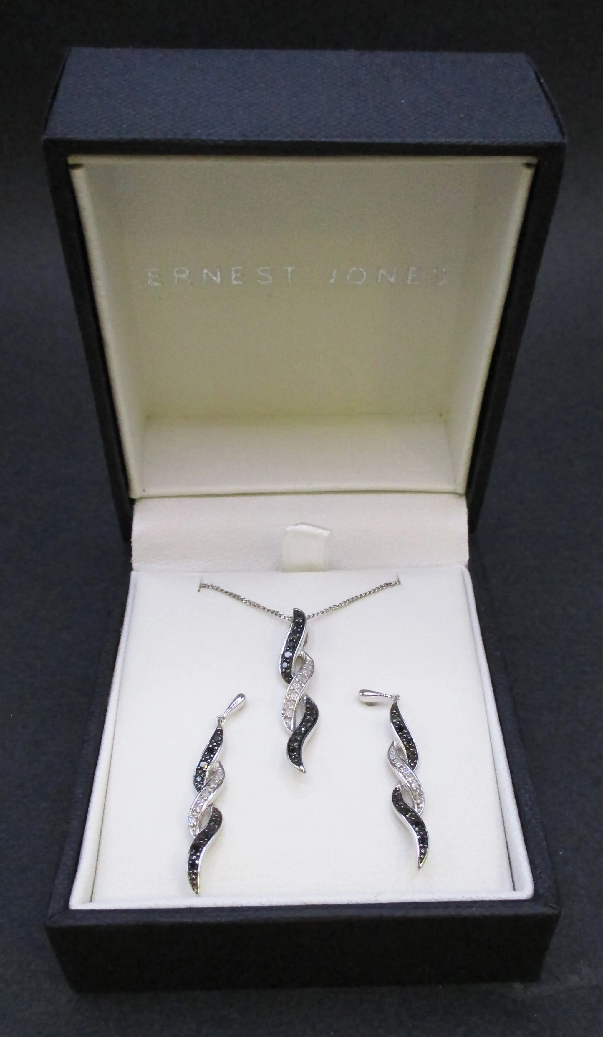 9ct white gold, black and white diamond set