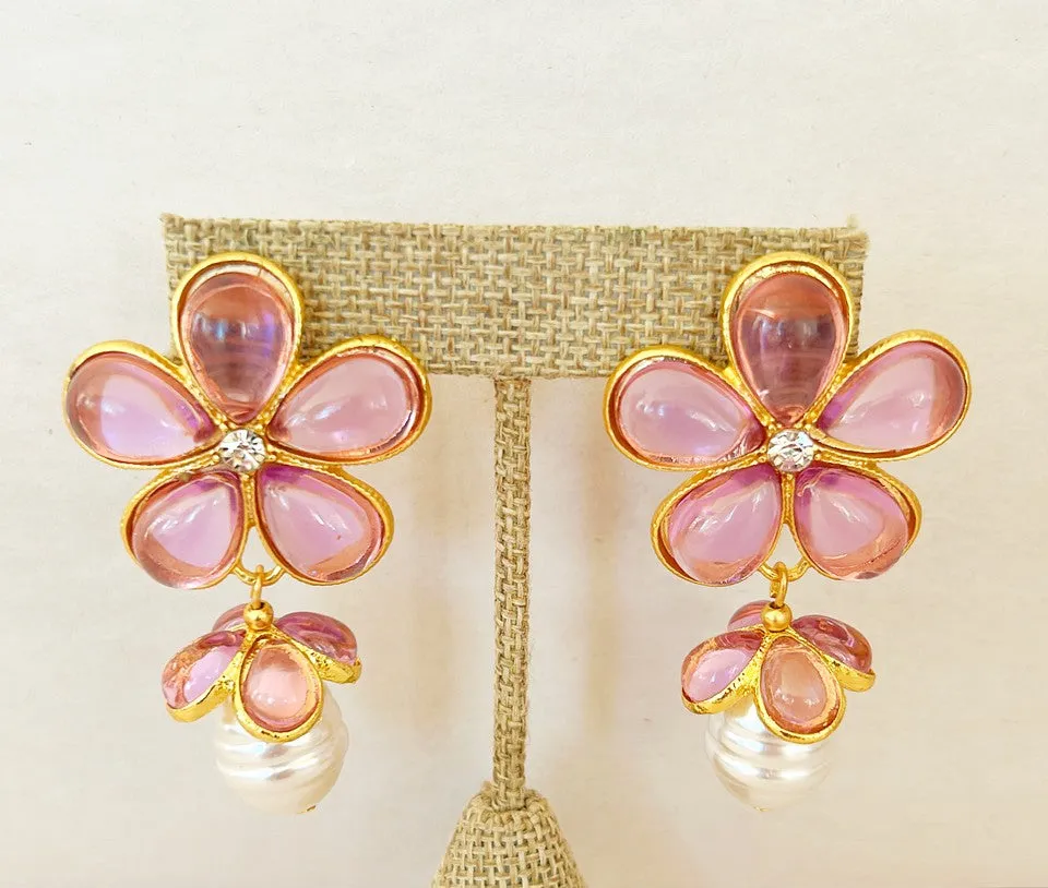 Beautiful flower style design pierced earrings.